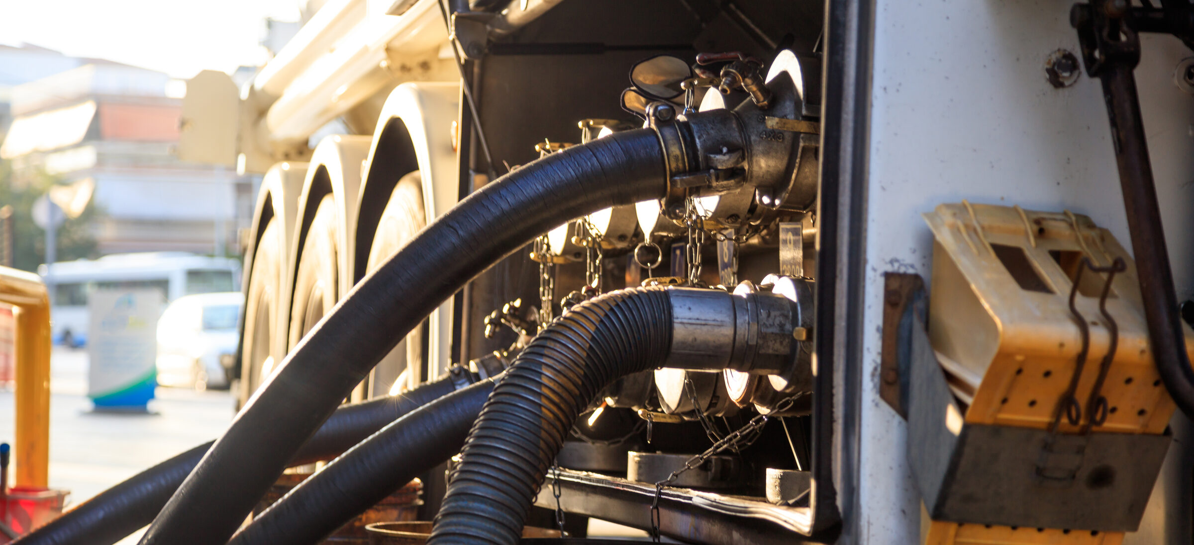 Fuel tanker with discharge hoses connected